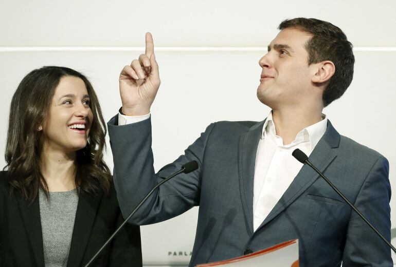 GRA224. BARCELONA, 20012017.- El presidente de Ciudadanos, Albert Rivera, y la líder de su partido en Cataluña, Inés Arrimadas, durante rueda de prensa que han ofrecido en el Parlament de Cataluña tras la reunión con los diputados de la formación naranja 