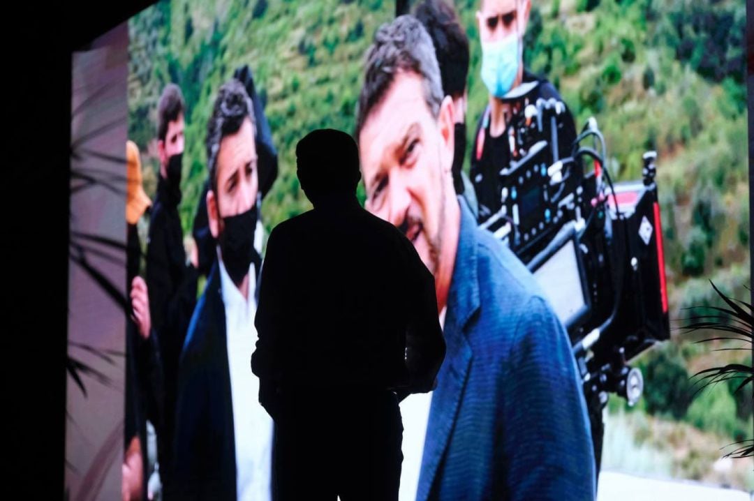 Banderas durante el spot publicitario con Marín (en negro) observando la pantalla