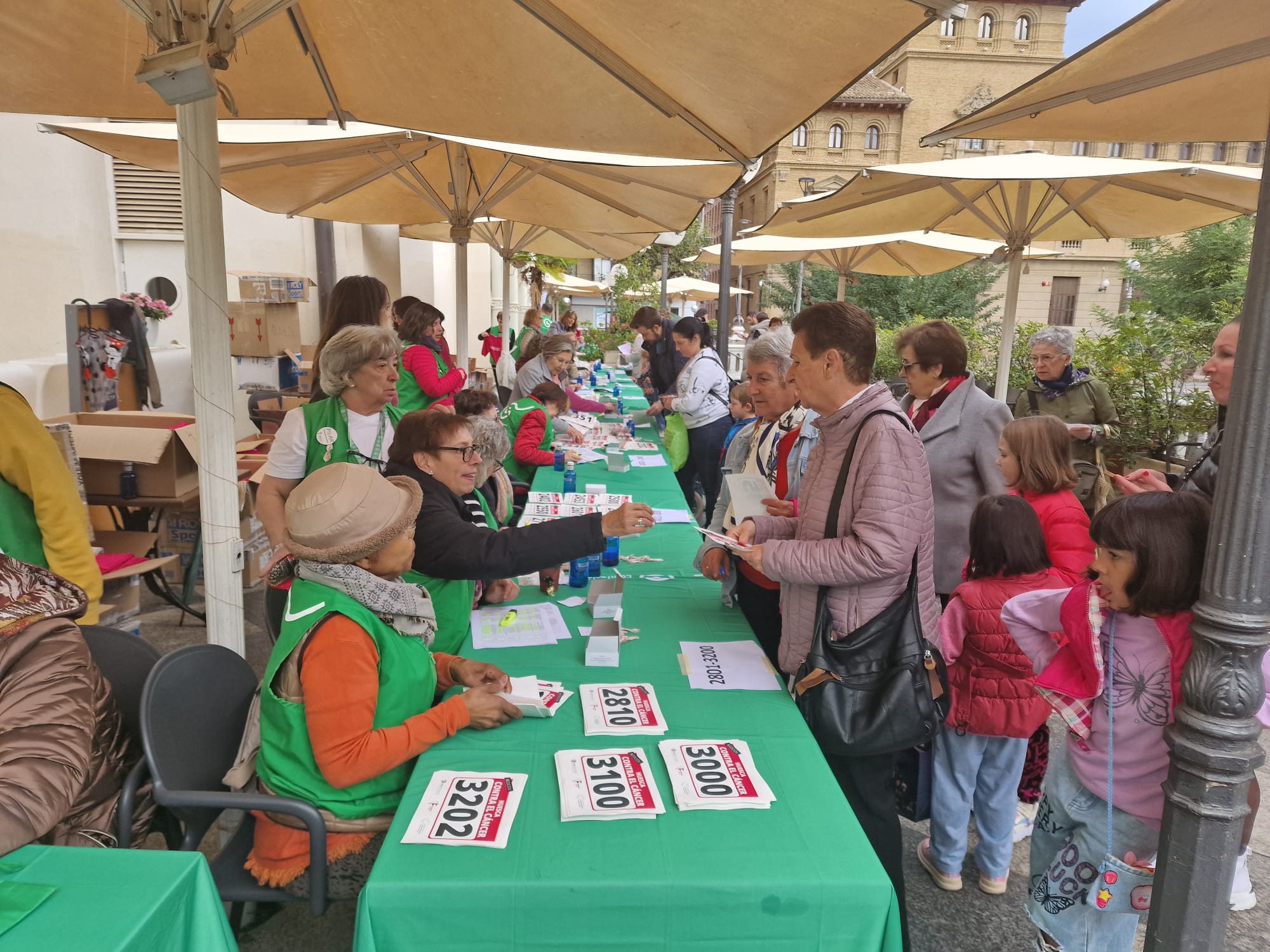 Los participantes de la carrera recogen sus dorsales este sábado