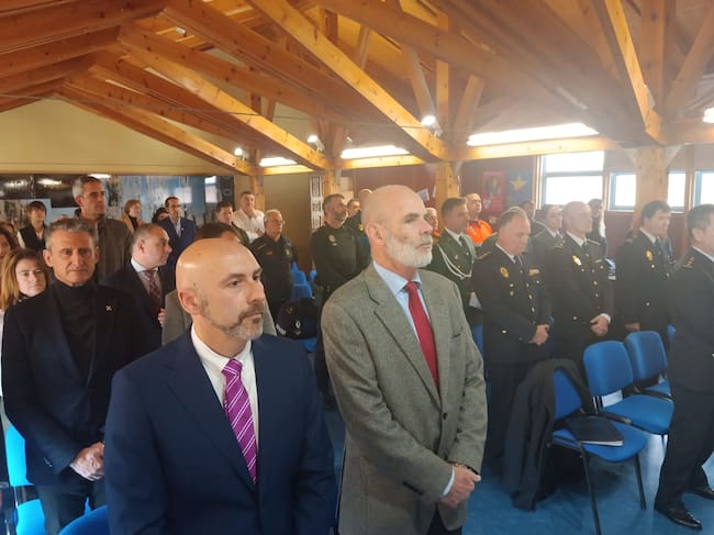 En primer término, el concejal de seguridad Ciudadana, Juan Manuel Martín (izq) y el anterior comisario, Joaquín Gomá, que asistieron al estreno oficial del nuevo jefe del cuerpo