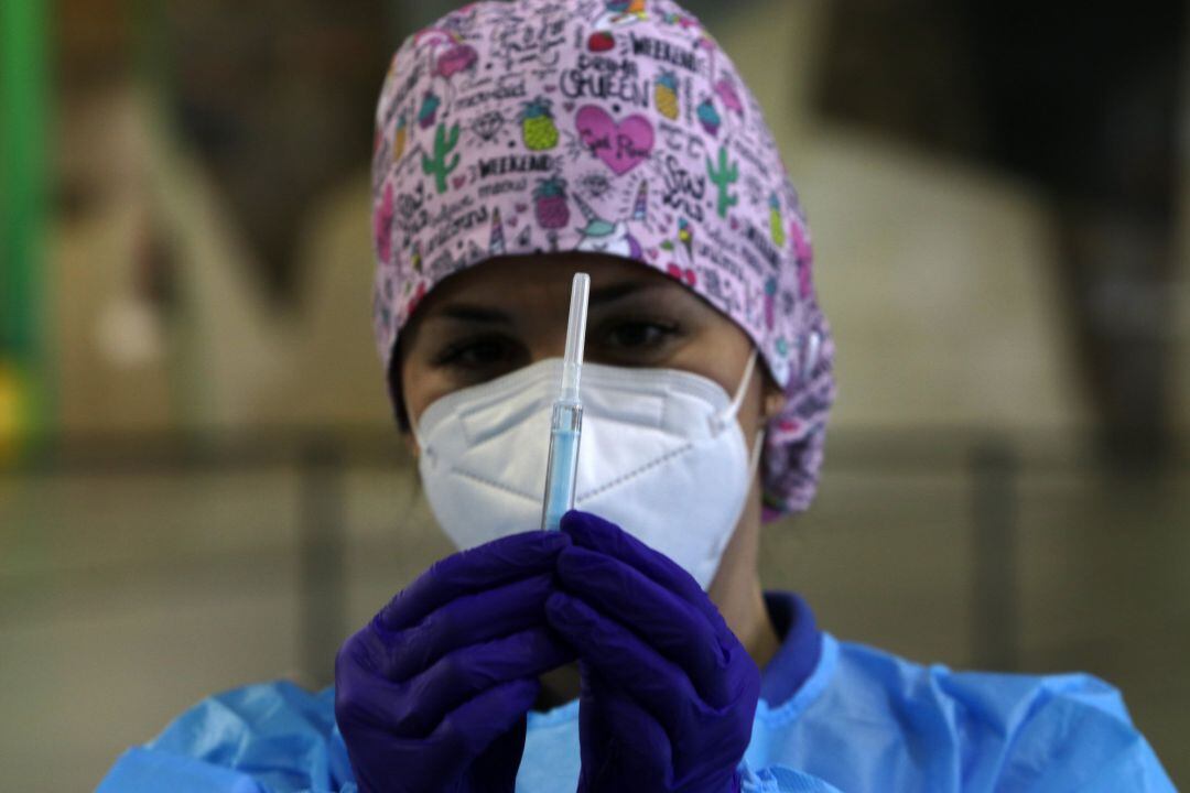 Archivo - Una sanitaria sostiene una jeringuillas para la vacunación a profesores en Málaga a 04 de marzo 2021