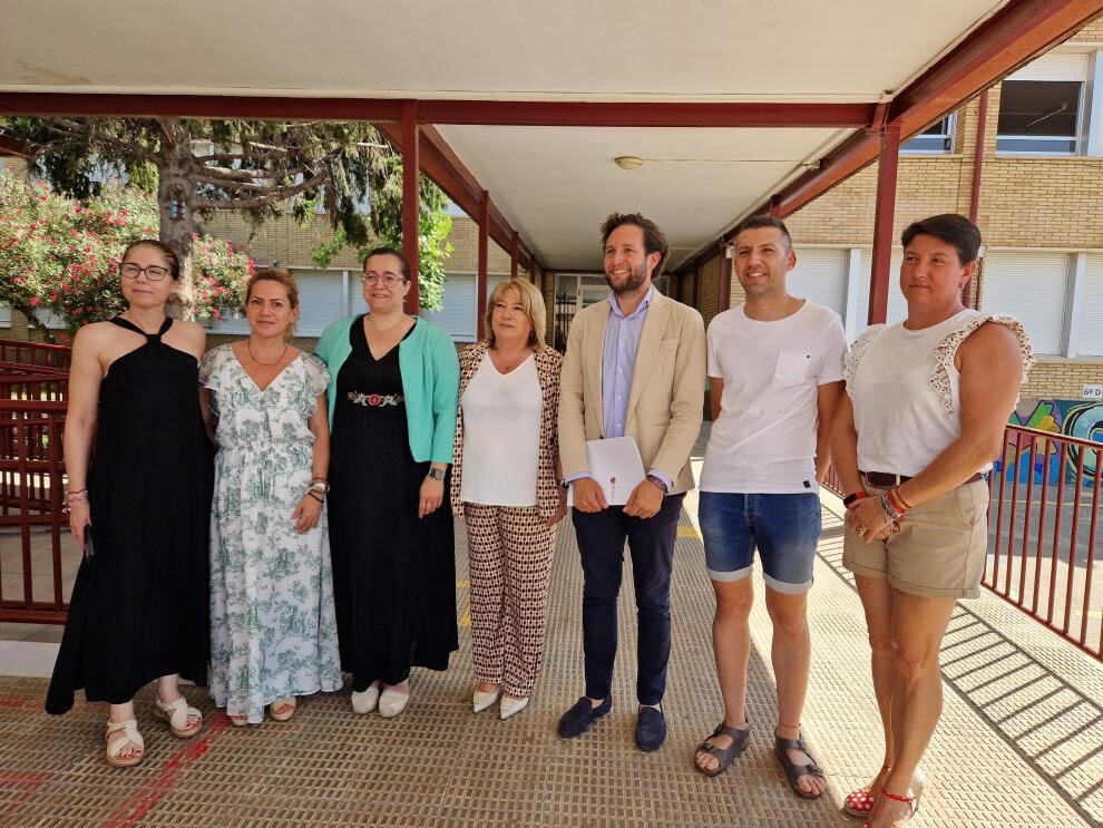 La consejera y el presidente de la DPH han visitado el CEIP Víctor Mendoza. Foto: DGA