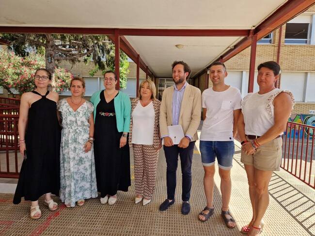 La consejera y el presidente de la DPH han visitado el CEIP Víctor Mendoza. Foto: DGA
