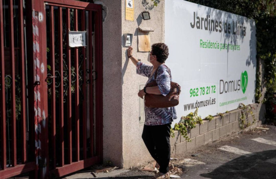 Familiares acceden a la residencia Domus VI de Lliria (Valencia), donde han aparecido unas imágenes, al parecer grabadas por una empleada del centro, en las que se observan supuestos casos de maltrato.