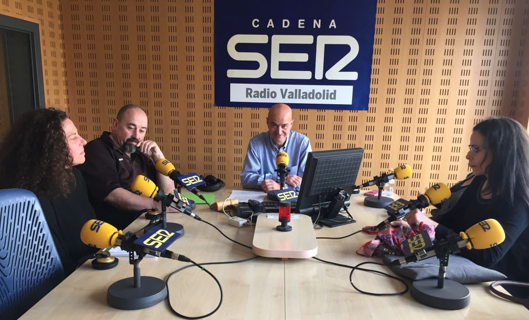 Los padres de los alumnos, durante la entrevista en los estudios de Radio Valladolid