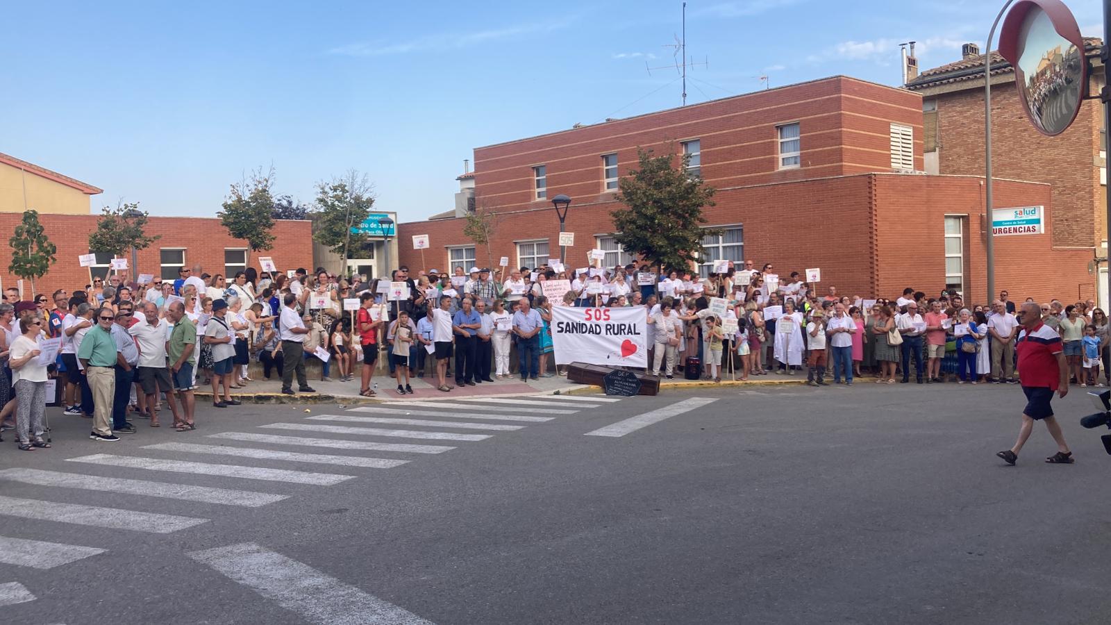 Manifestación de los vecinos de Almudévar en el Centro de Salud