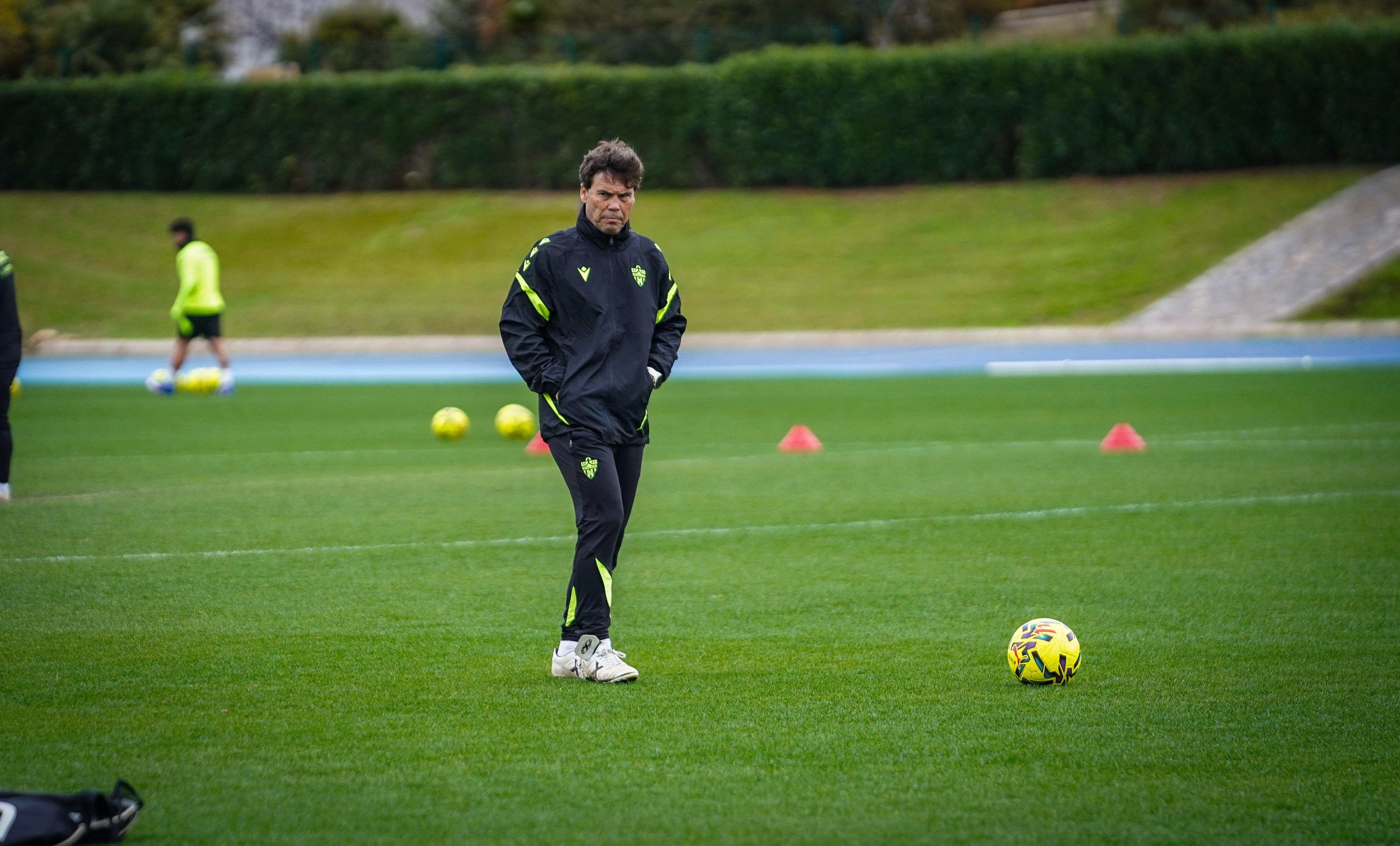 El entrenador, pensativo en el Anexo del Estadio de los Juegos Mediterráneos.