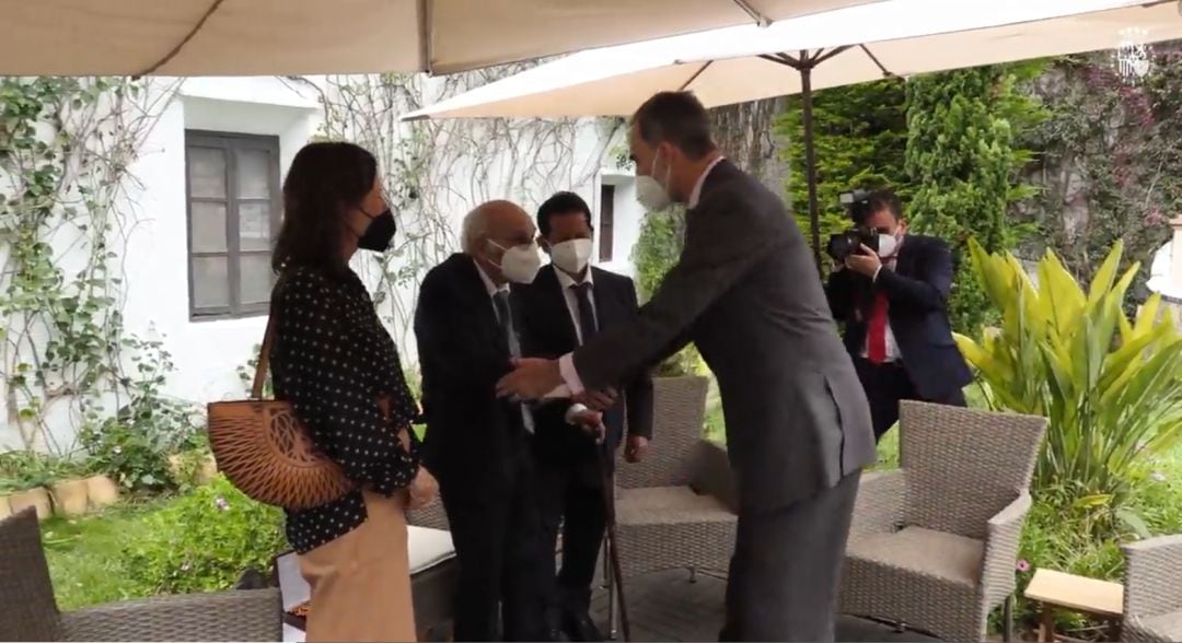 Francisco Brines recibiendo en su casa al rey Felipe VI