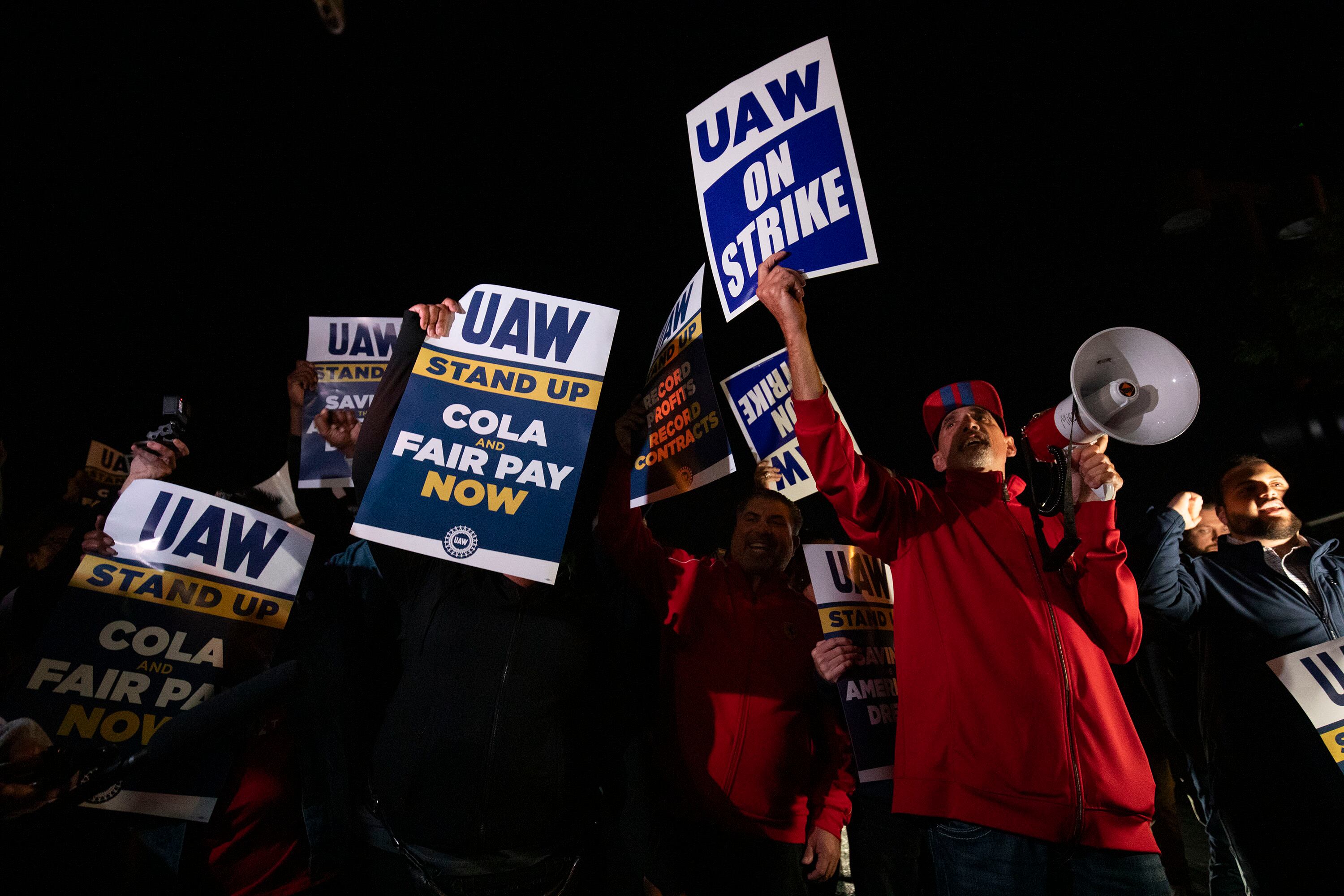 Trabajadores de la planta de Ford en Wayne, Michigan, acuden a la fábrica en el momento en que ha comenzado su huelga