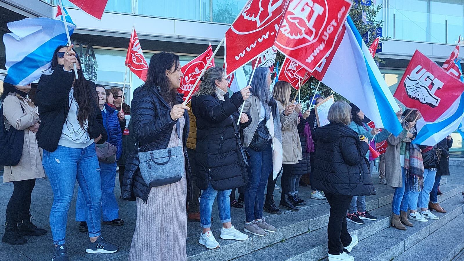 Protesta de las trabajadoras de la residencia de Bembrive delante del edificio de la Xunta en Vigo