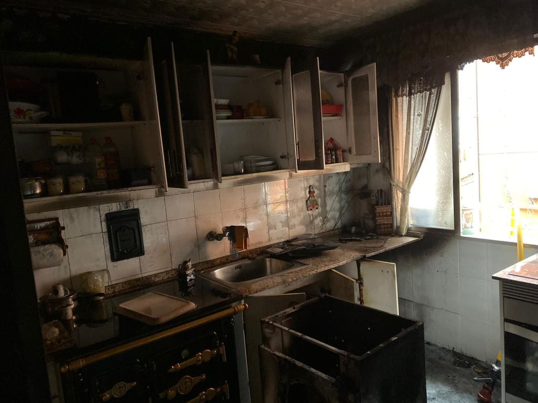 La cocina de la vivienda incendiada