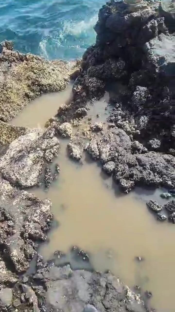 Vertidos de aguas fecales en las piscinas naturales de Punta Mujeres, en Lanzarote.