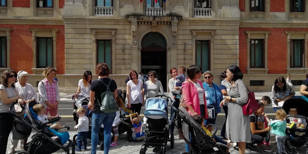 Grupo Independinte de Madres y Padres del IRPF en frente del Parlamento de Navarra en el día de la investidura