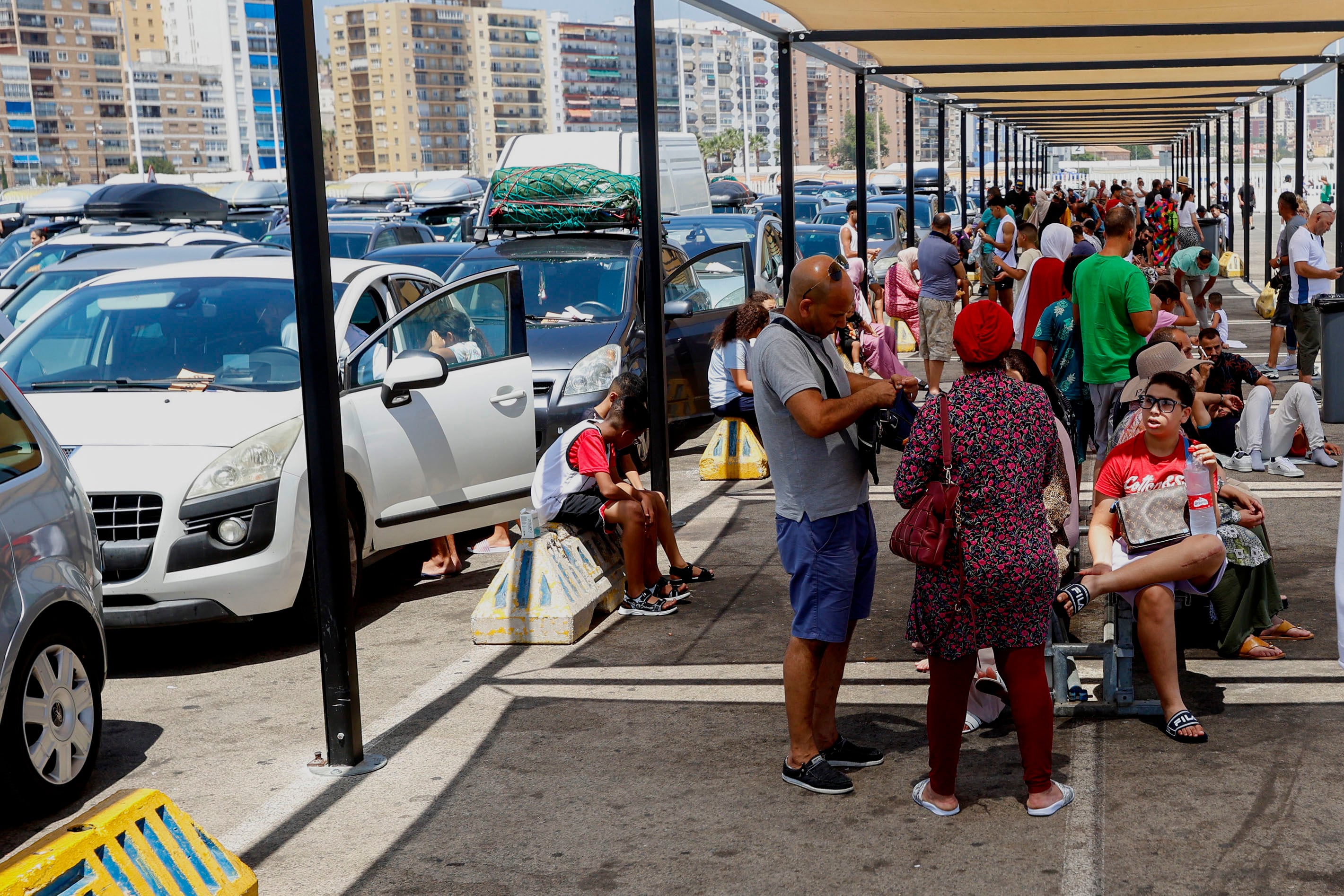 -Familias esperan el embarque con rumbo a Tanger en el puerto de Algeciras (Cádiz), uno de los días de más tránsito del verano.