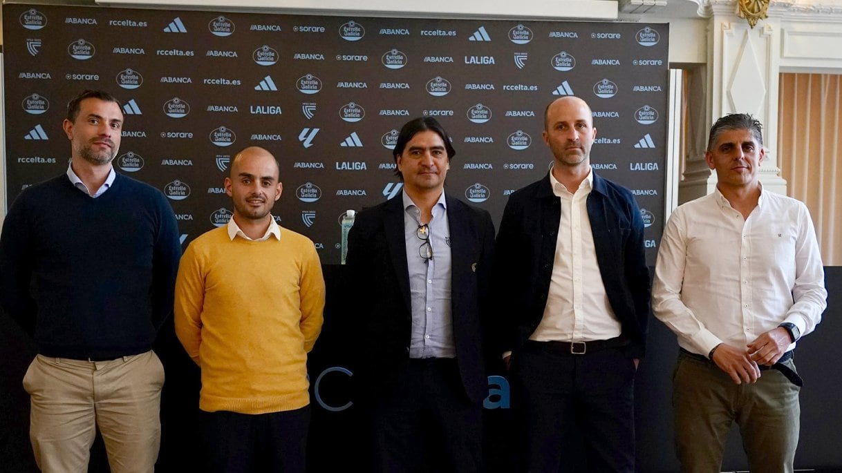 Marco Garcés junto a varios de los directores de la estructura deportiva del Celta