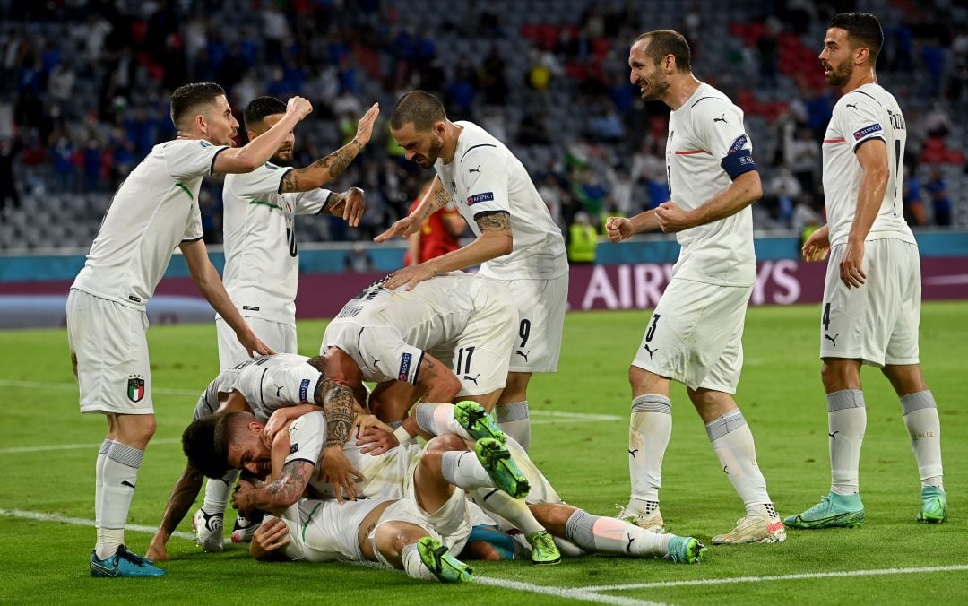 Los futbolistas italianos celebrando el primer gol de Italia en el marcador