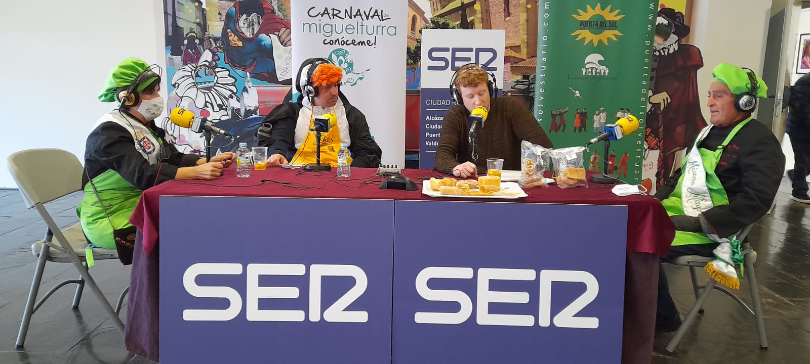 Santiago y Verónica durante su intervención en nuestro Especial Carnaval desde Miguelturra