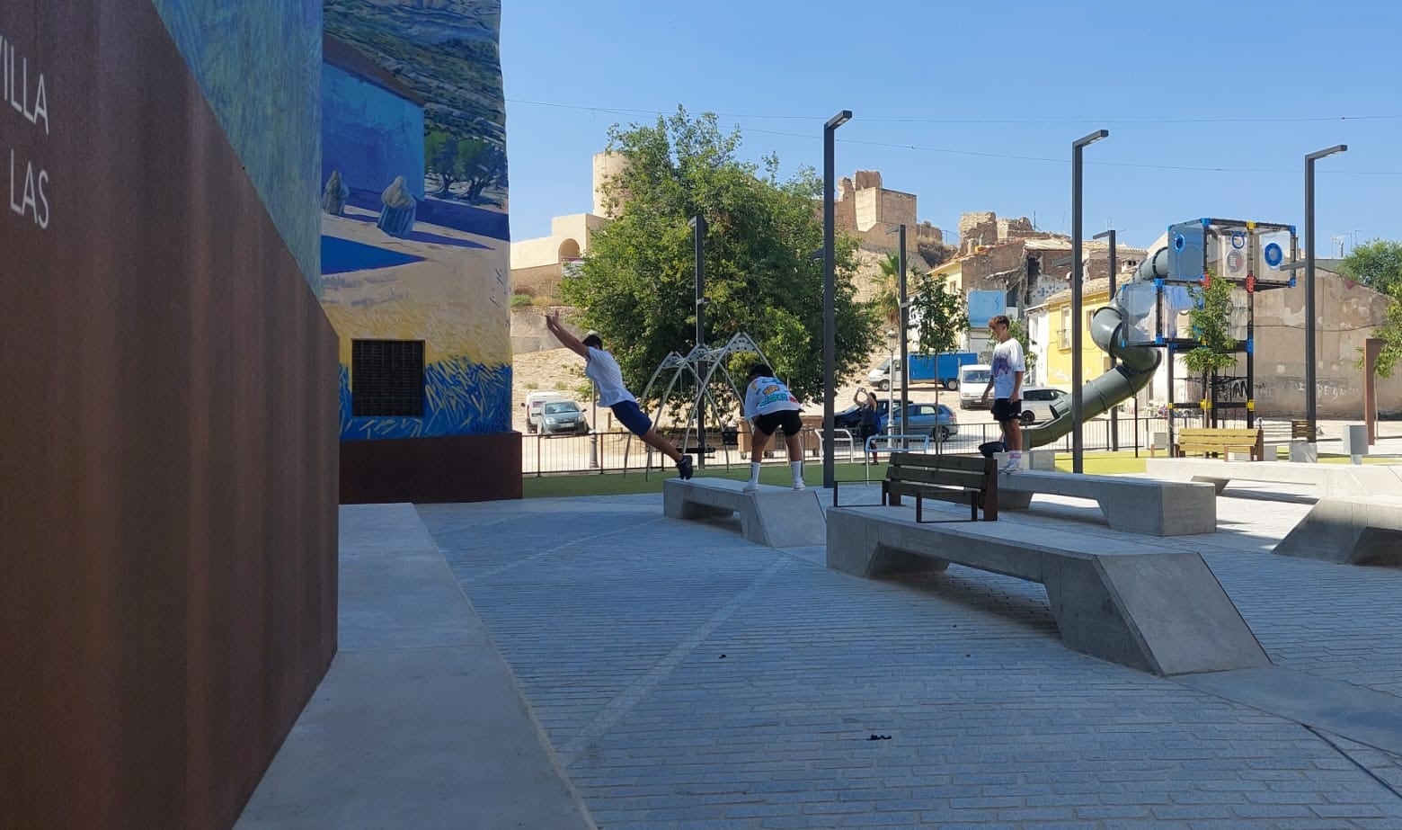 Los jóvenes deportistas de parkour de Elda consideran que la situación de cada uno de los bancos y del escenario están en perfecta posición para realizar su actividad favorita