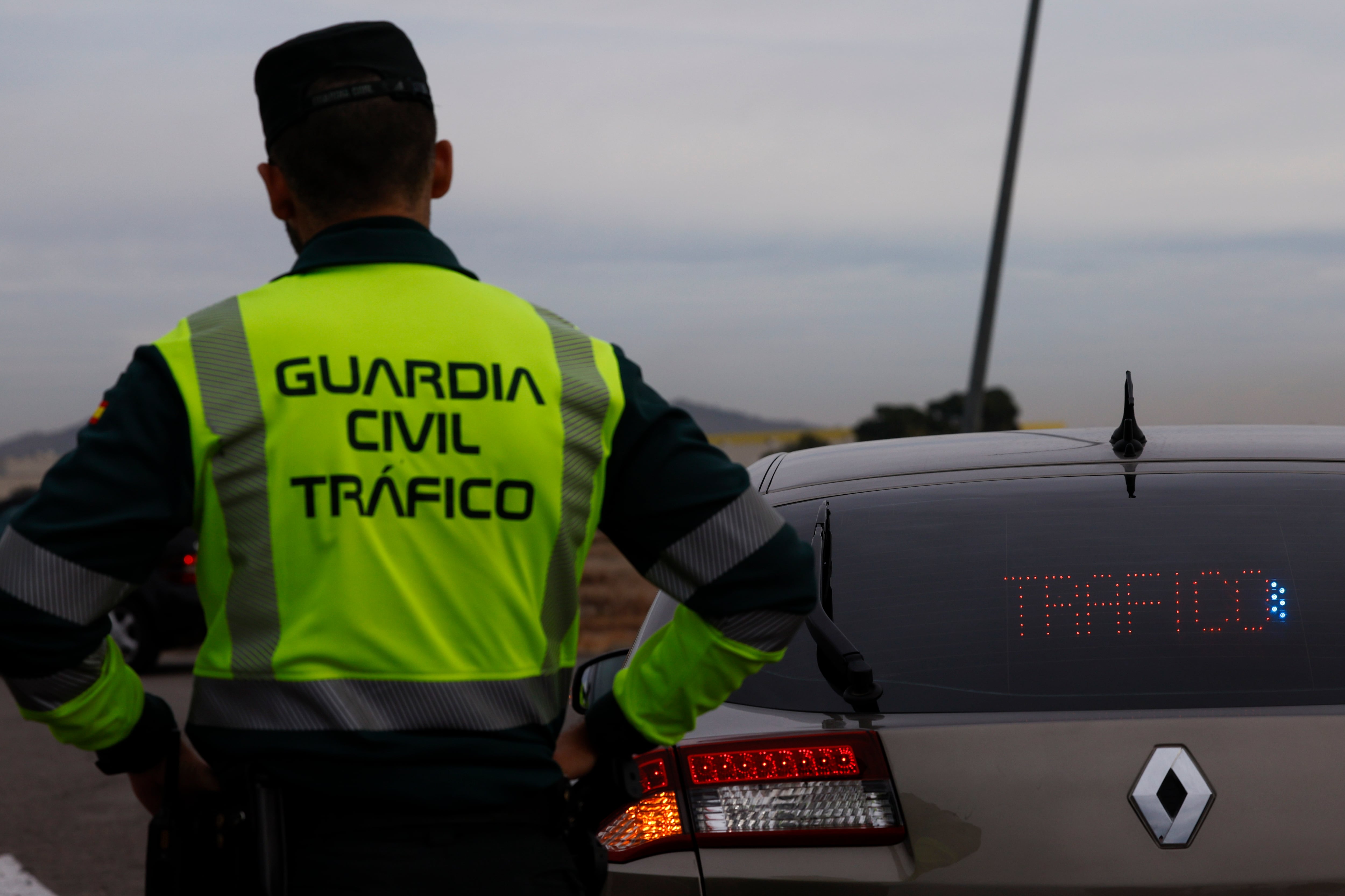 GRAFCVA7497. CHIVA (VALENCIA), 29/12/2023.- Un agente de la Guardia Civil realiza labores de control en la A3 cuando este viernes comienza la segunda fase de la campaña especial de Tráfico para estas navidades, que abarcará hasta el lunes 1 de enero, con la previsión de que 550.536 desplazamientos correspondan al área de influencia de la Comunitat Valenciana. EFE/Kai Försterling
