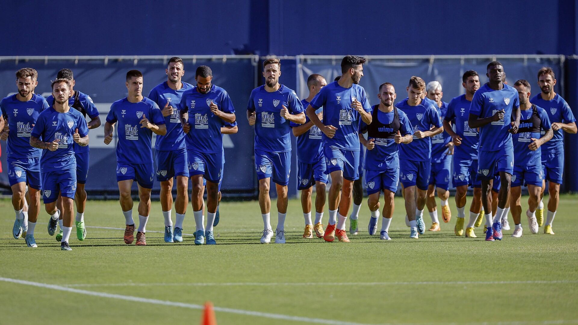 Plantilla del Málaga realizando carrera continua en un entrenamiento