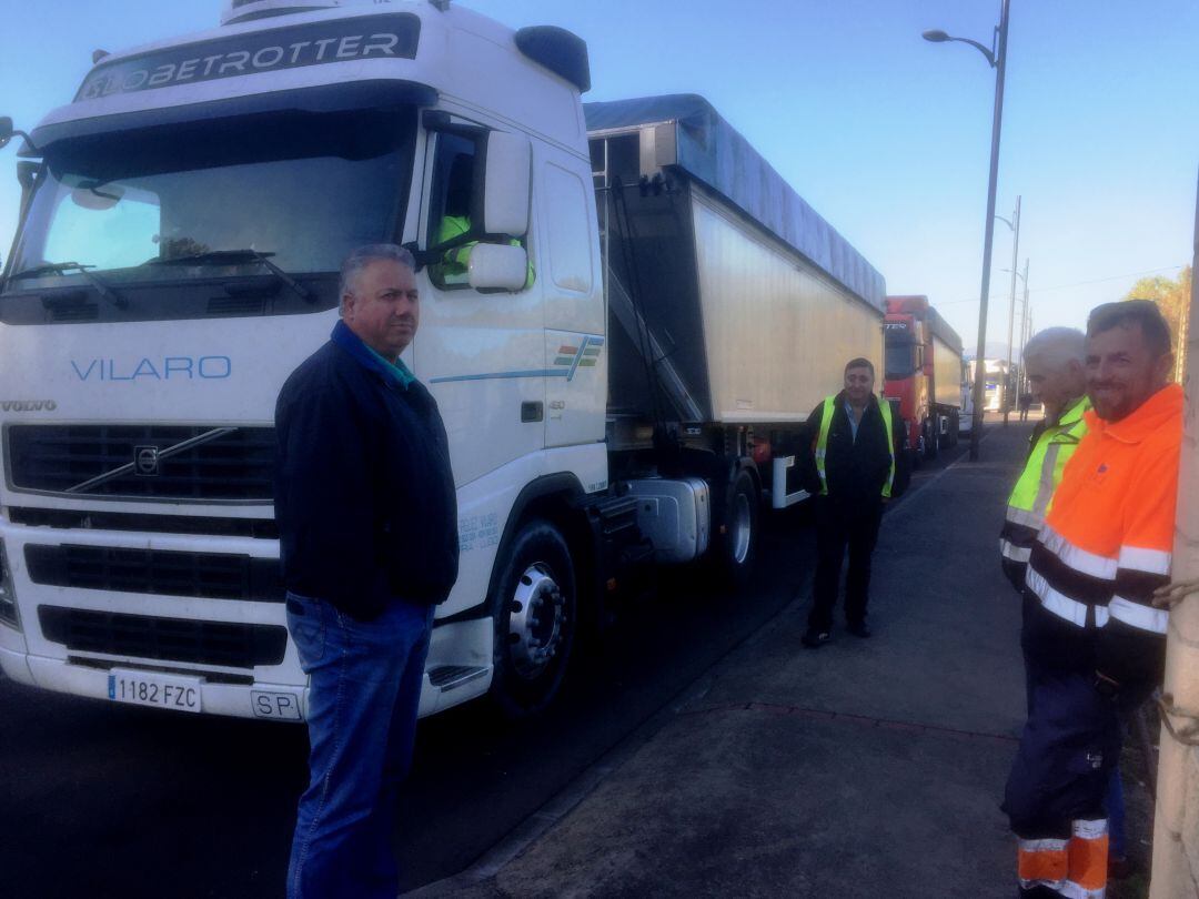 Camioneros parados frente a la térmica de Compostilla durante las protestas mineras