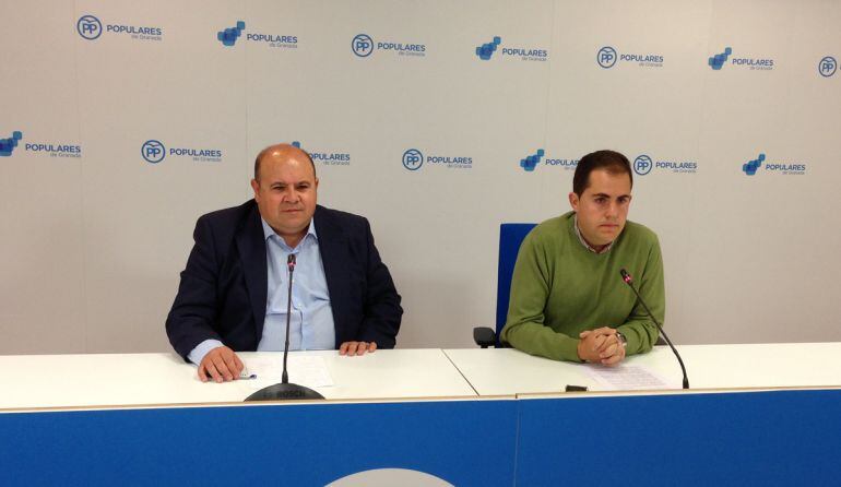 Rueda de prensa de José Robles y José Ramón Jiménez, alcalde de Dílar, en la sede del PP de Granada