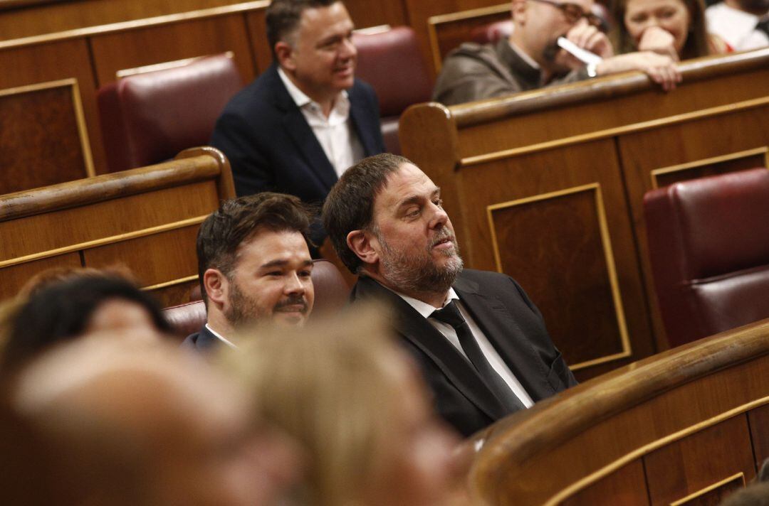 El portavoz parlamentario de Esquerra Republicana (ERC), Gabriel Rufián, y el preso del procés y exvicepresidente de la Generalitat, Oriol Junqueras sentados en el Congreso de los Diputados durante la constitución de la XIII Legislatura de la Cámara Baja.