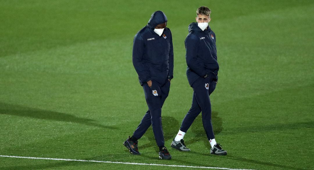 Januzaj conversa con Isak antes de un partido de la Real