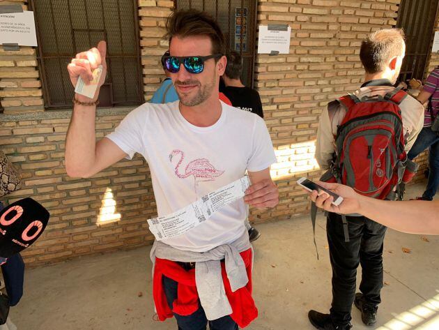 Ciudadanos mostrando sus entradas conseguidas presencialmente en la Plaza de Toros