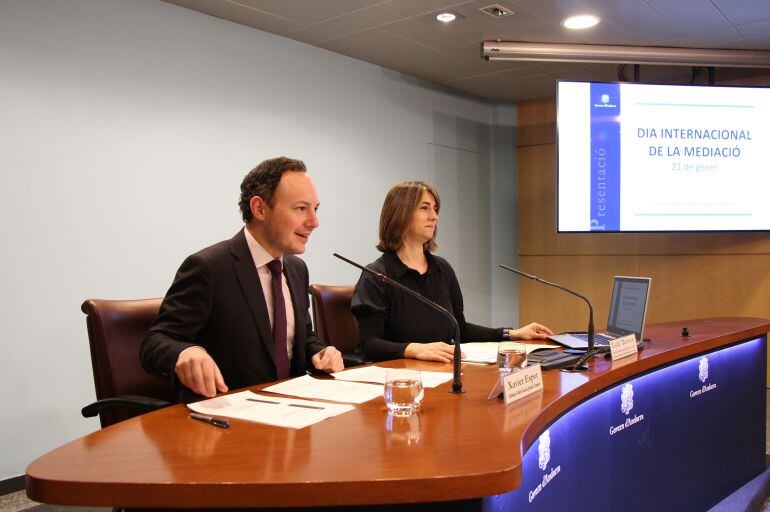 El ministre d'Afers Socials, Justícia i Interior, Xavier Espot i la tècnica d'Atenció Social del servei d’Atenció i Mediació prop de l’Administració de la Justícia, Loli Terrón, durant la presentació de les dades. 
 