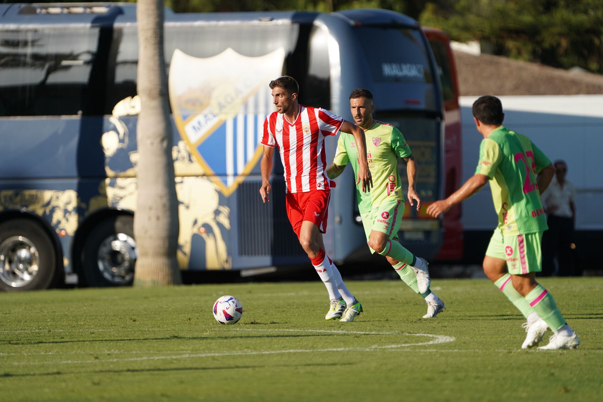 El delantero del Málaga Dioni Villalba durante el transcurso del encuentro amistoso contra el Almería