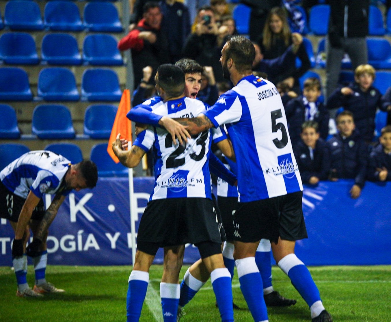 Los jugadores del Hércules celebran, junto a Dani Romera, el gol de la victoria frente al Alcoyano