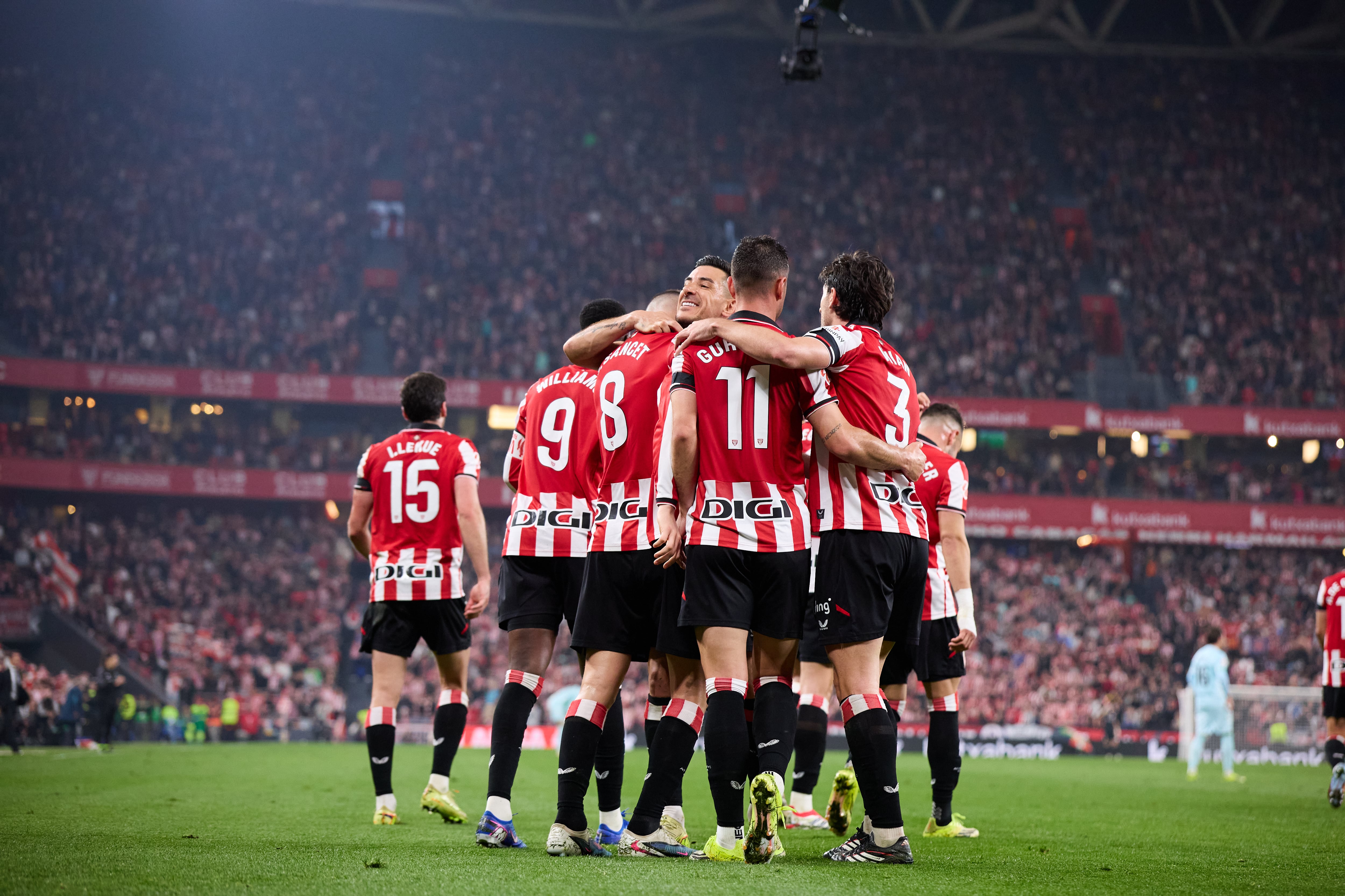 Los jugadores del Athletic celebran un gol en San Mamés frente al Real Betis