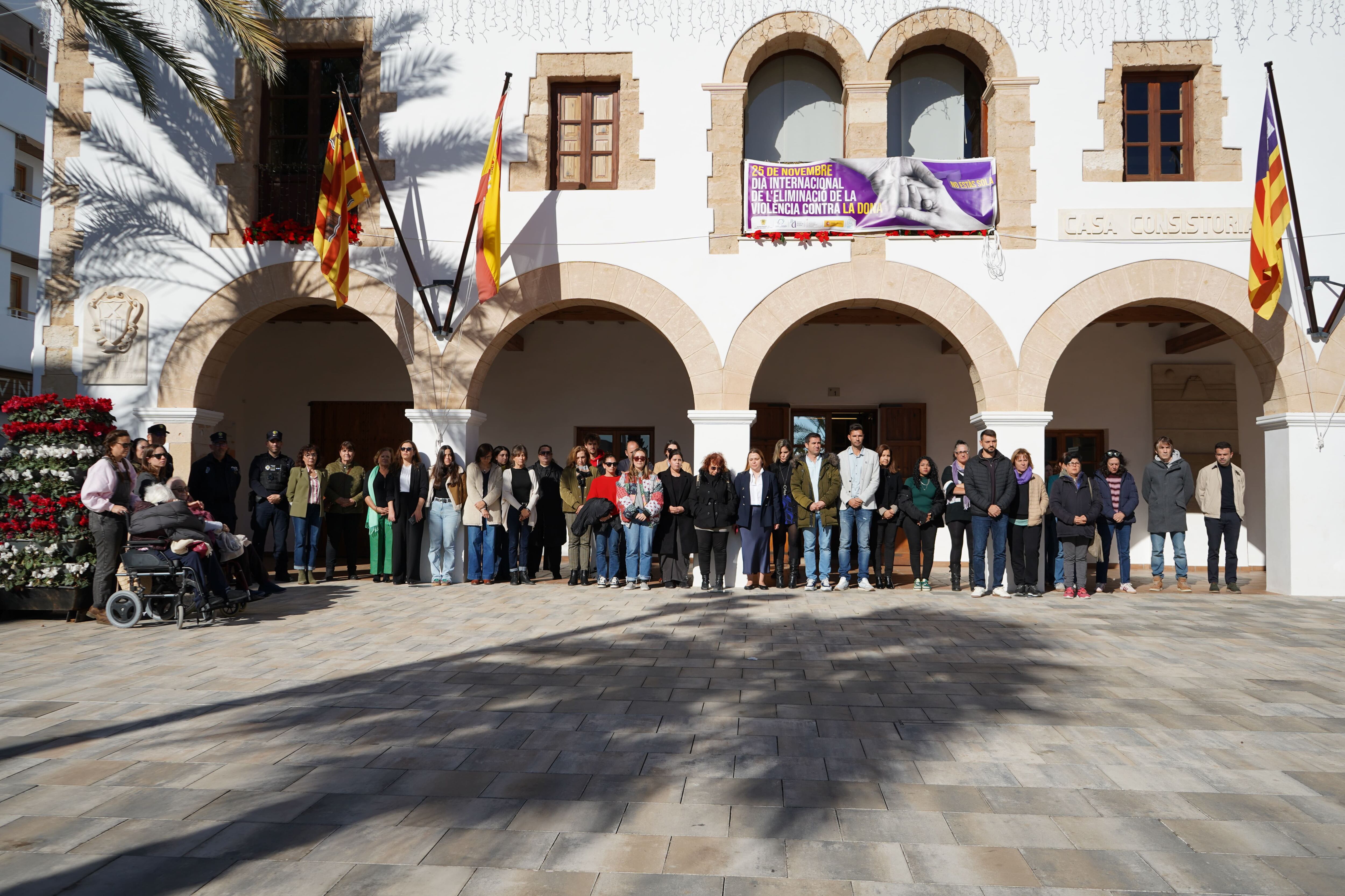 Minuto de silencio en Santa Eulària