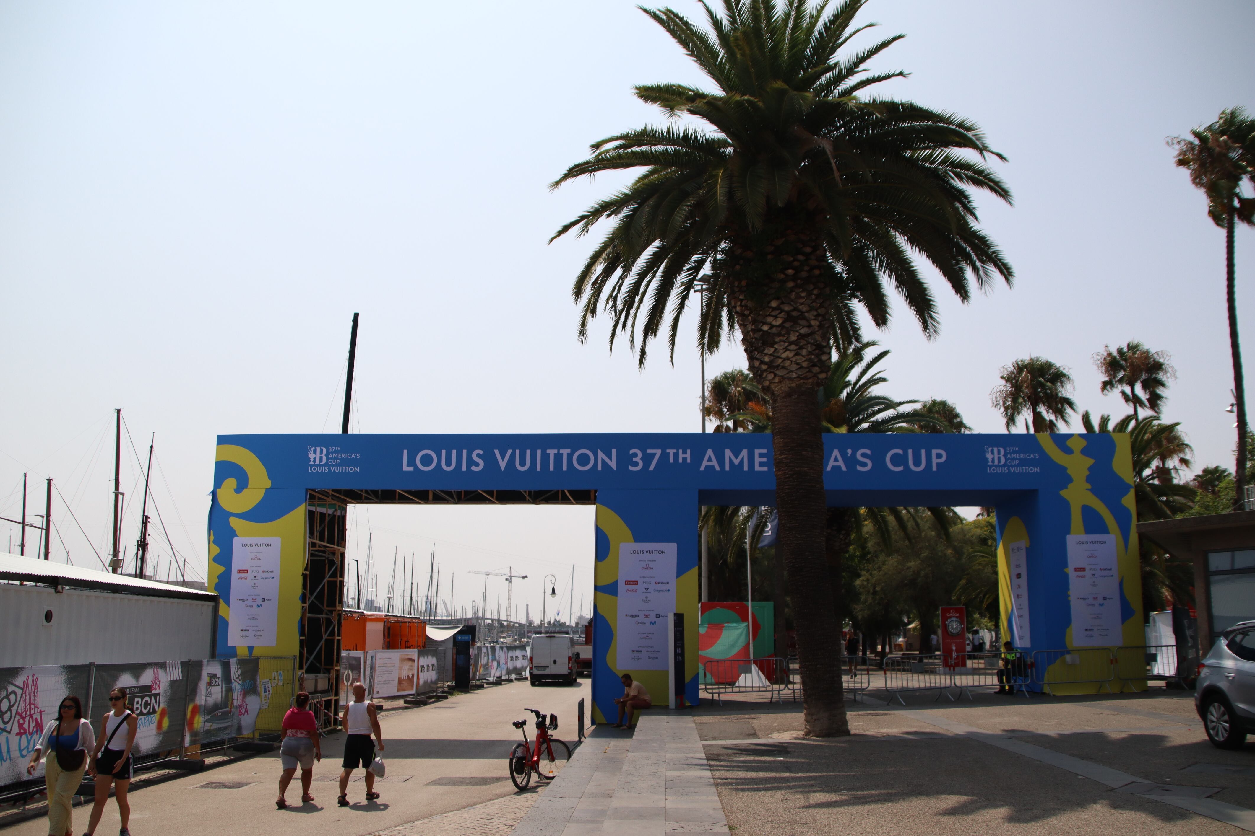 L'entrada del Race Village al Moll de la Fusta de Barcelona