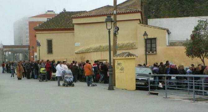 Colas para recibir comida en un comedor social de Málaga