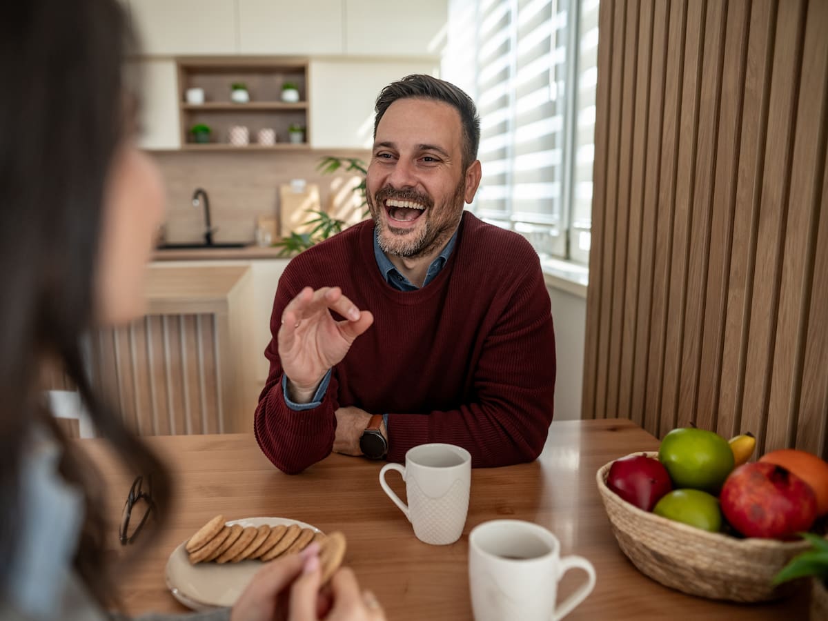 La sorpresa de una filóloga tras descubrir la definición de 'cuñadismo' de la RAE: "Es casi todo lo contrario"