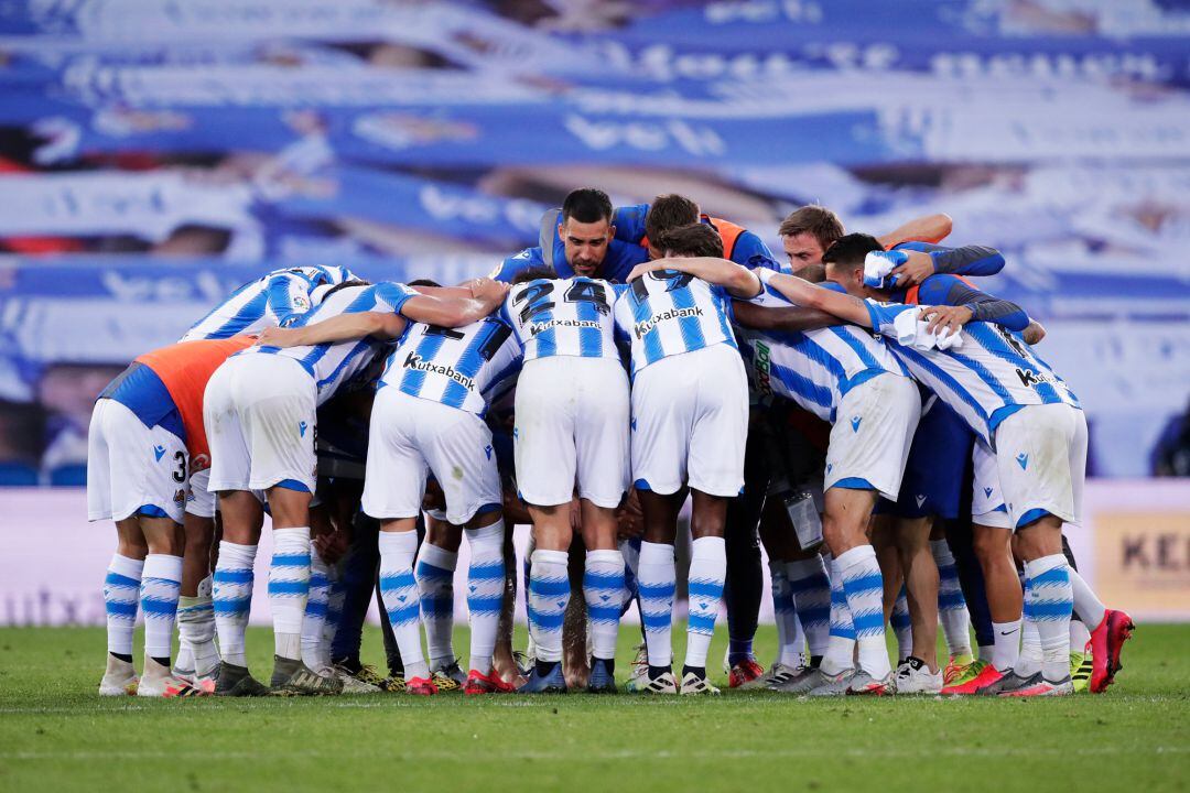 La piña de los jugadores de la Real al terminar el partido en el centro de campo