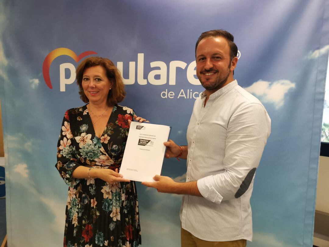 María Gómez y Pablo Ruz en la sede del PP de Alicante