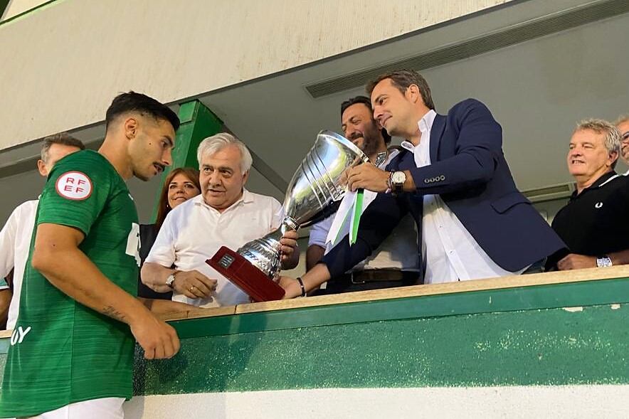 Mario Gómez recogió el trofeo como capitán