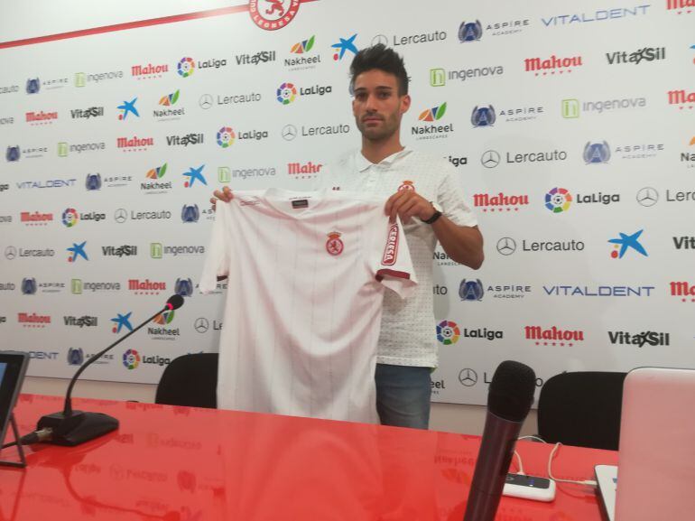 Jorge Ortiz posa con la camiseta de la Cultural