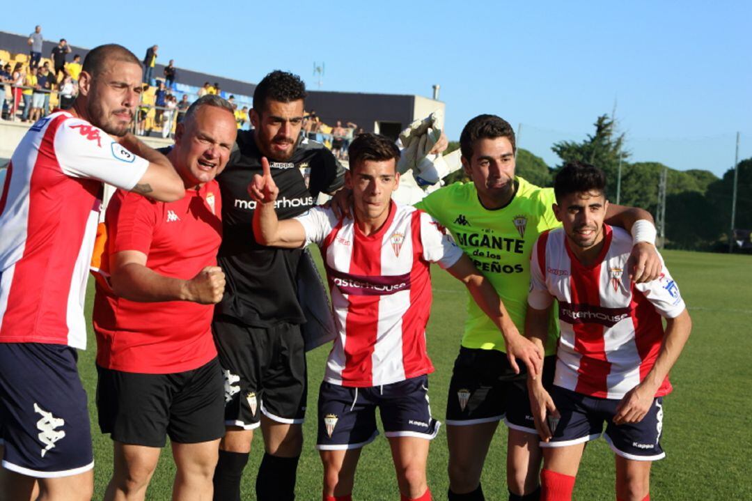 La plantilla festeja el triunfo.