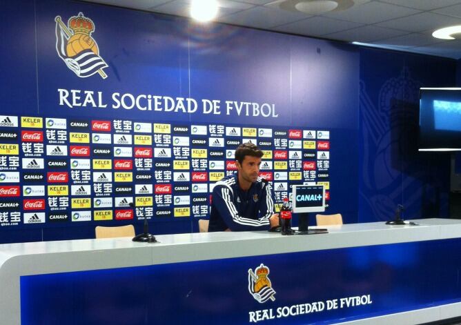 Xabi Prieto atiende a los medios en la sala de prensa de Zubieta este mediodía.