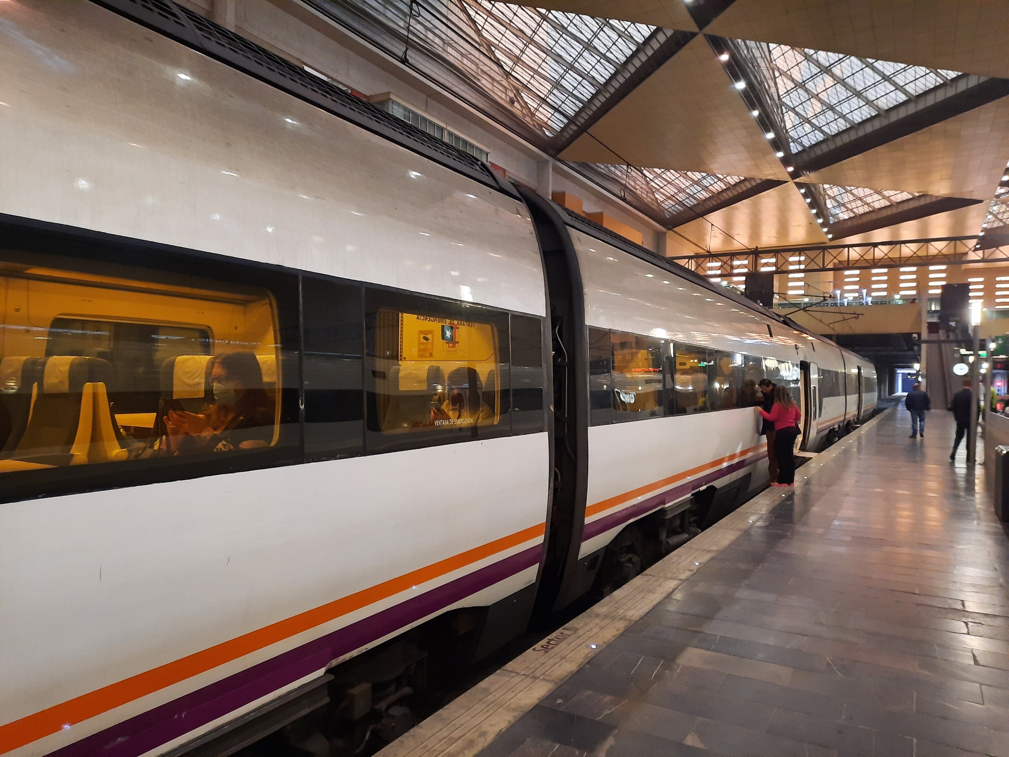 Tren de media distancia en la estación Delicias de Zaragoza