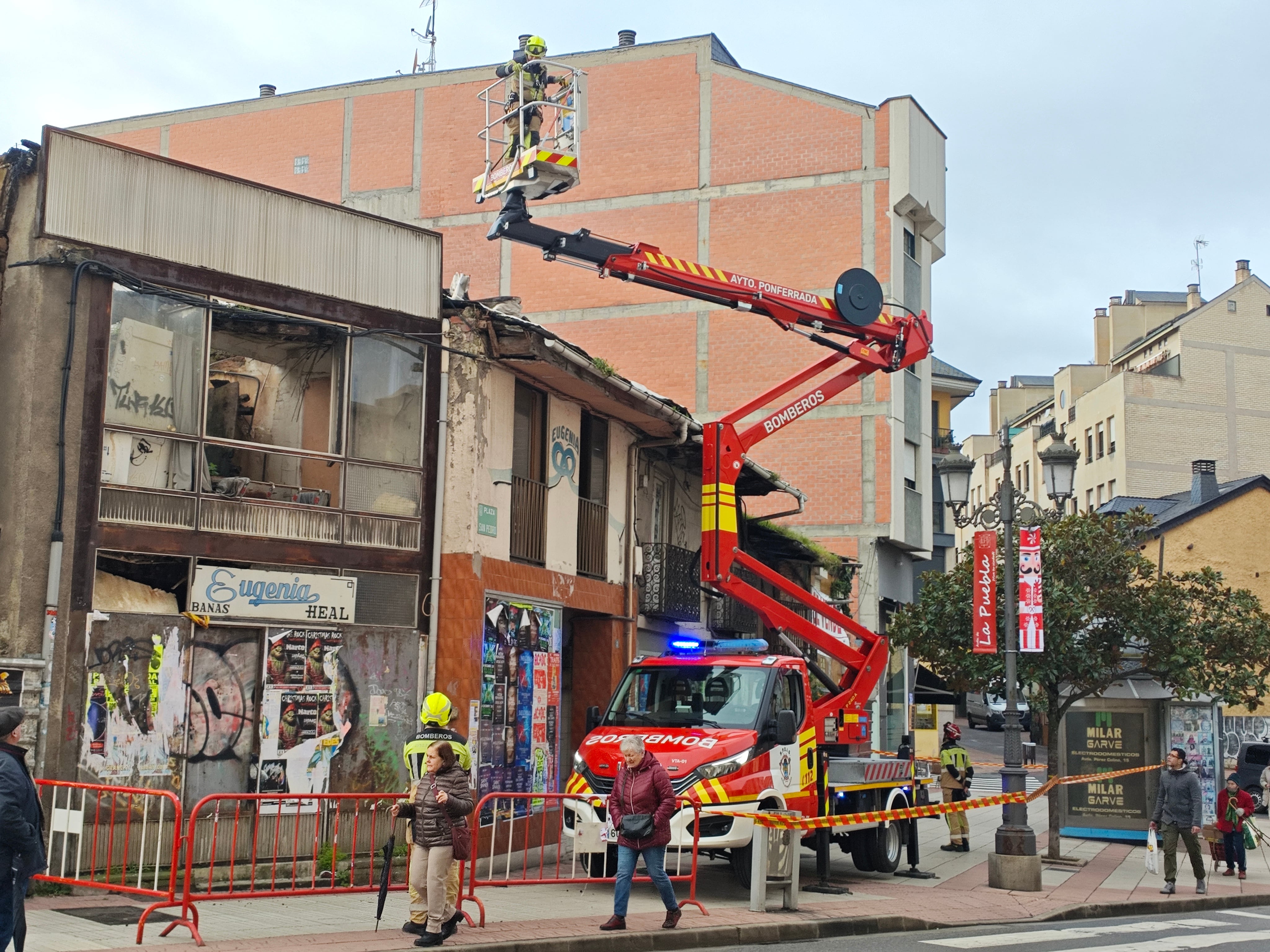 Los bomberos en plenos trabajos de retirada de elementos de riesgo