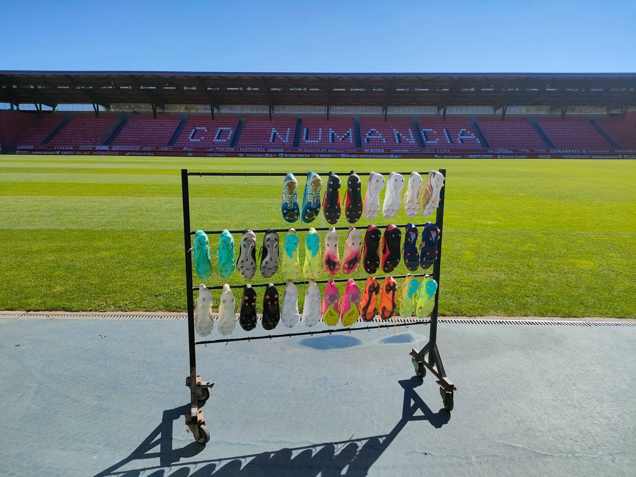 Botas de los jugadores del Numancia en Los Pajaritos.