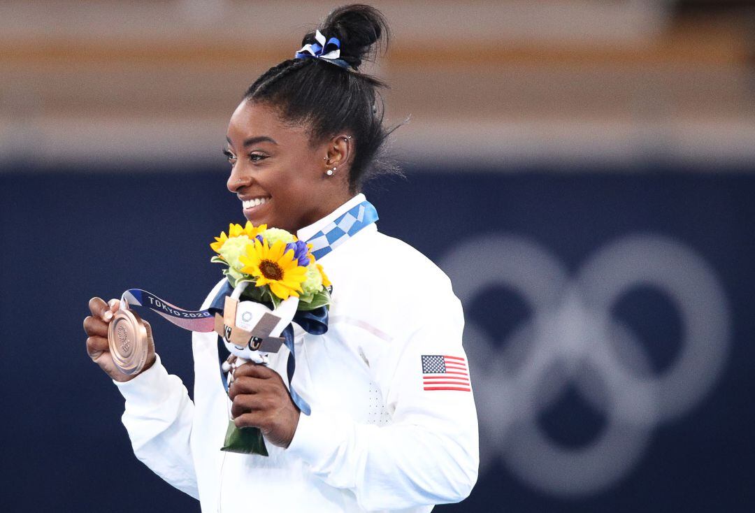 Simone Biles posa con su medalla de bronce en Tokio 2020