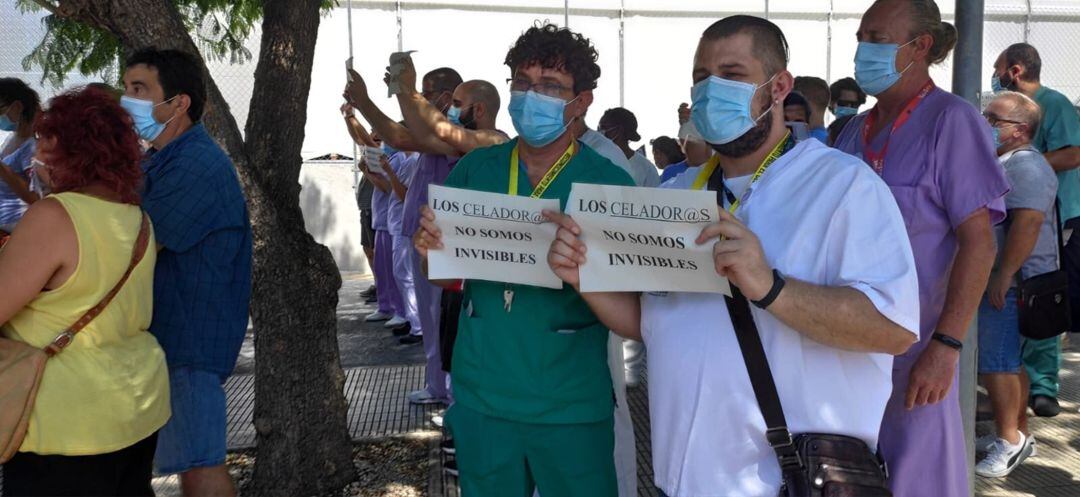 Los celadores del Hospital General se han unido en sus protestas a los de 70 centros de España para pedir ser considerados de riesgo.