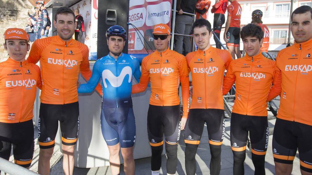 Mikel Landa con los ciclistas de la Fundación.