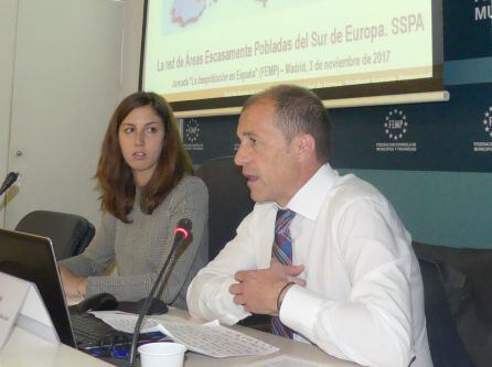 Sara Bianchi, en un acto de la SSPA junto al secretario general de CEOE CEPYME Cuenca